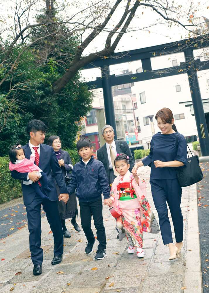 家族で鳥居をくぐる写真