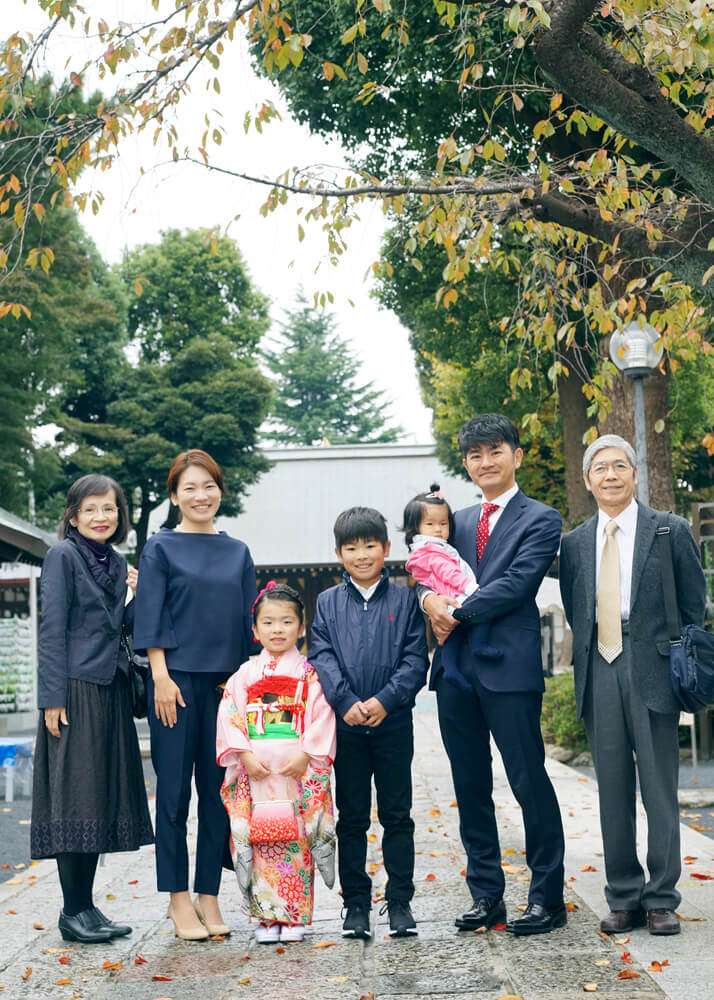 松陰神社の参道で七五三の集合写真