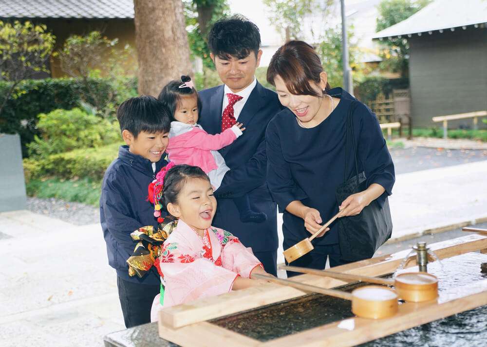 松陰神社の手水舎での家族写真