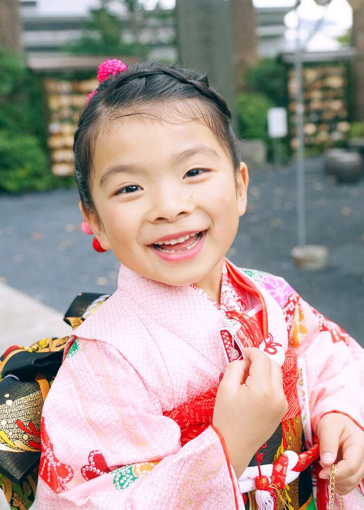 松陰神社の参道で笑顔の女の子