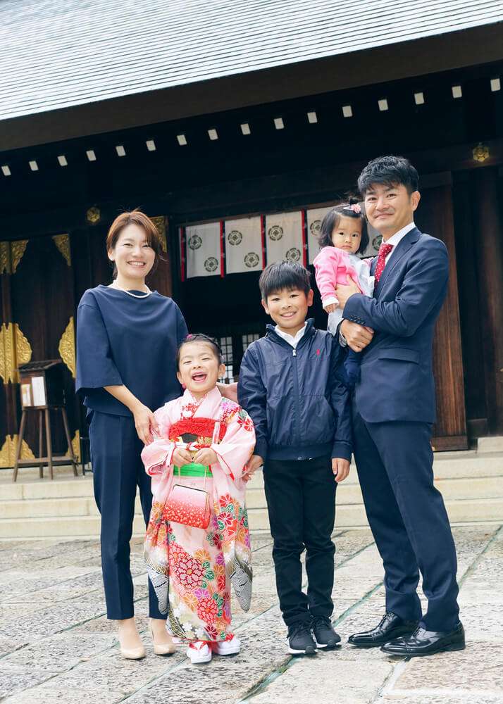 松陰神社の本殿前で家族で集合写真