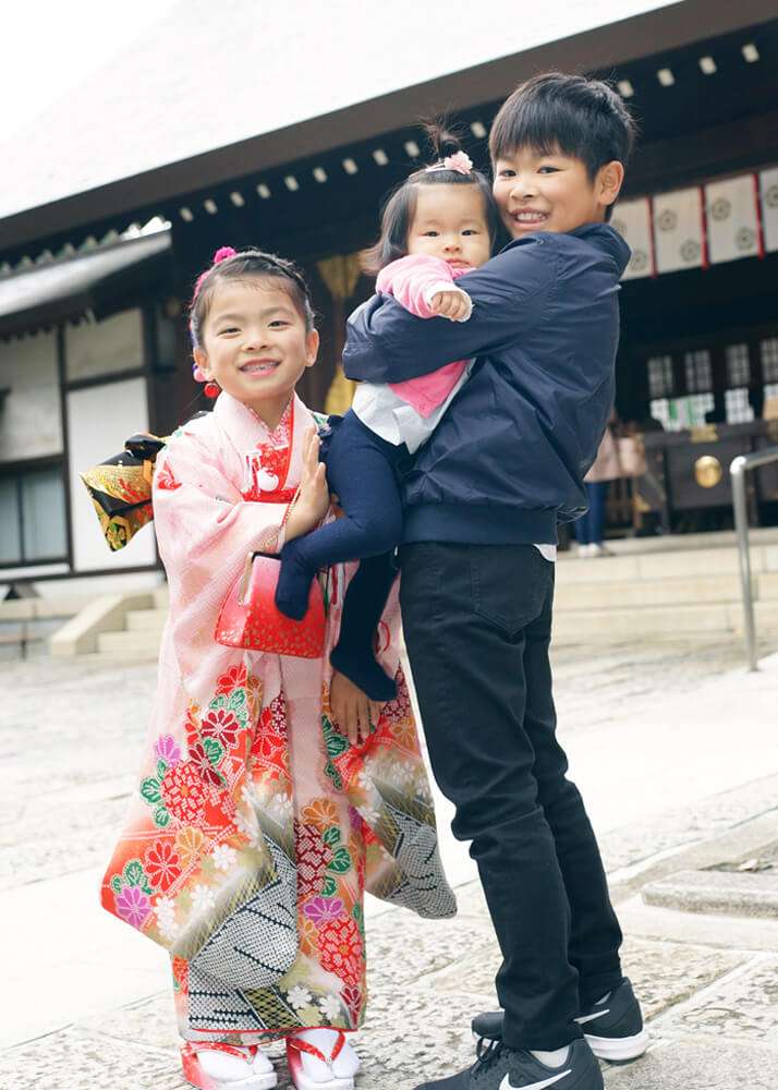 松陰神社の参道で兄弟で集合写真