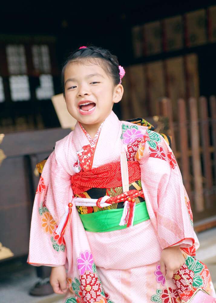 松陰神社の拝殿で七五三の女の子