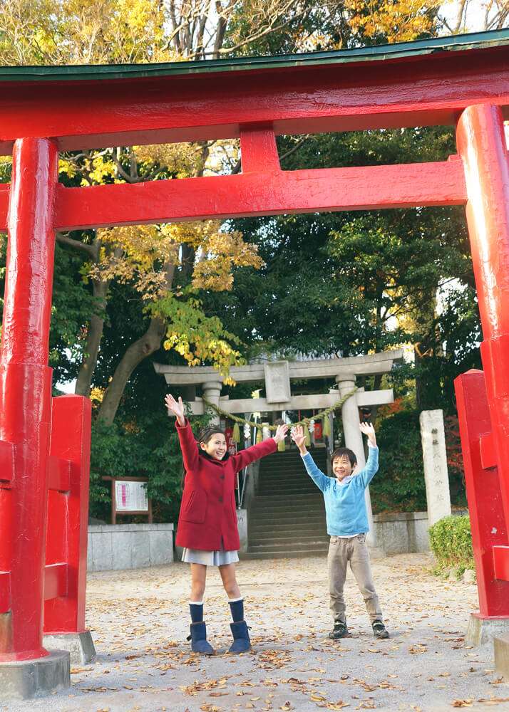 神社の前で遊ぶ兄弟