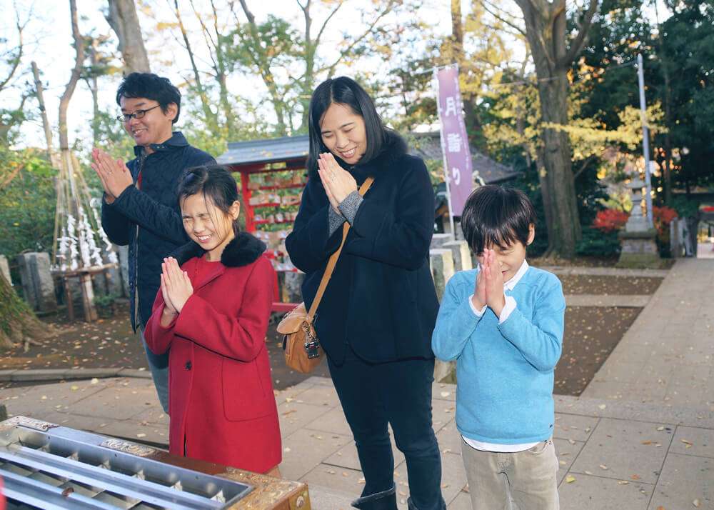 神社の境内での集合写真