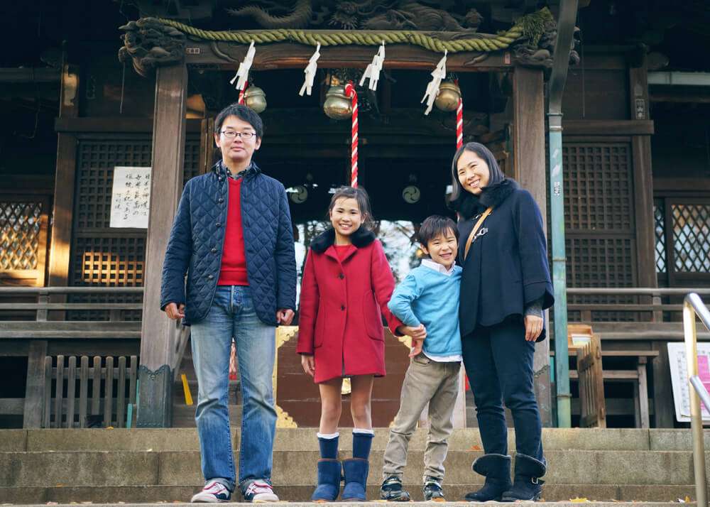 神社の境内での集合写真