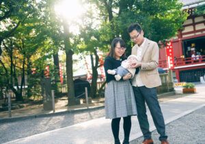 浅草神社でお宮参りの赤ちゃん