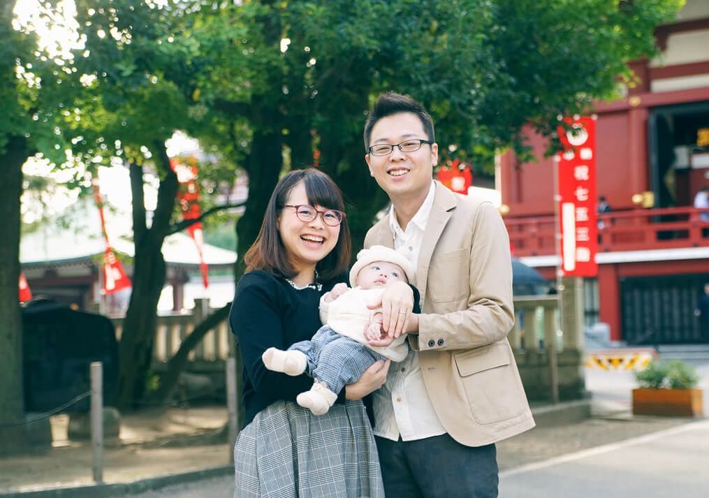 浅草神社でお宮参りの家族