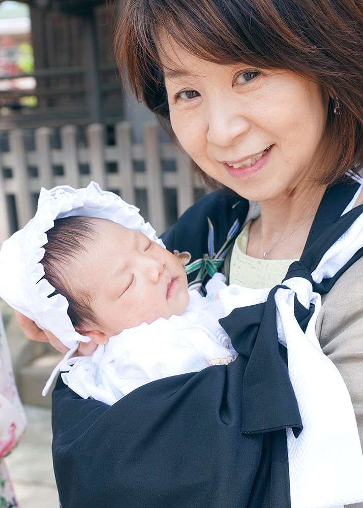 成増菅原神社のお宮参りで赤ちゃんを抱っこする祖母