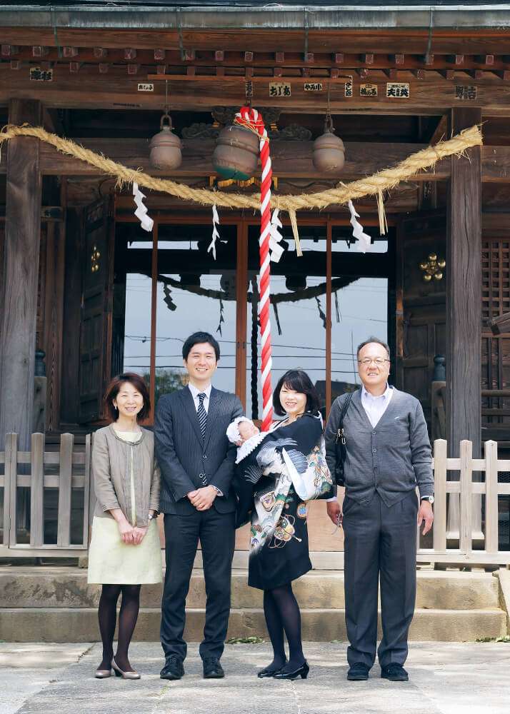 成増菅原神社の本殿前でお宮参りの集合写真