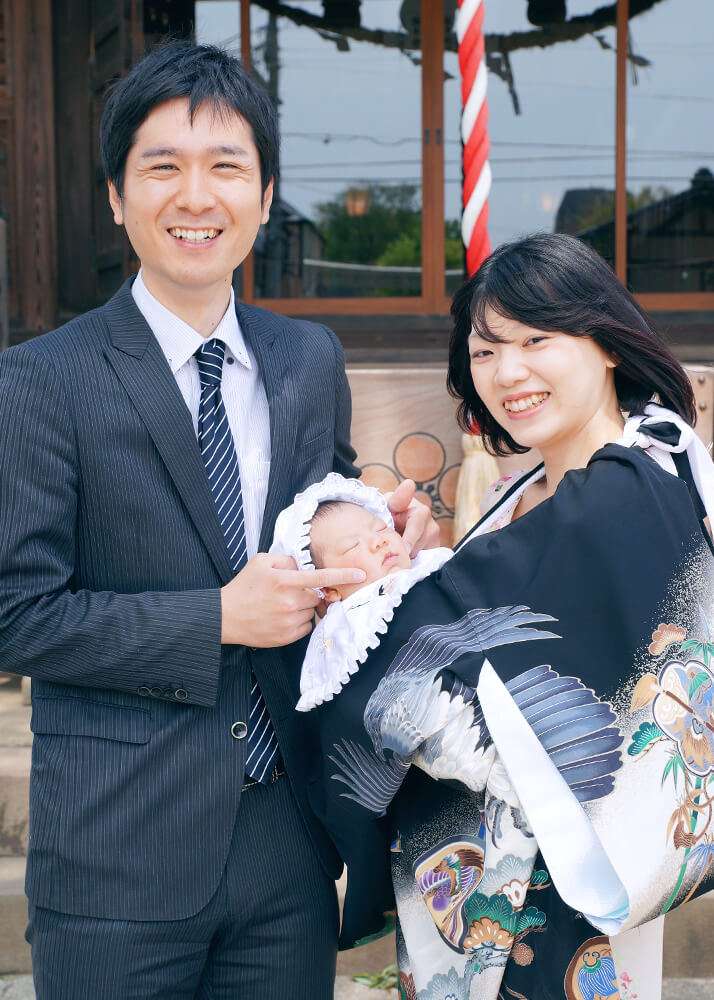 夫婦でお宮参りの記念写真