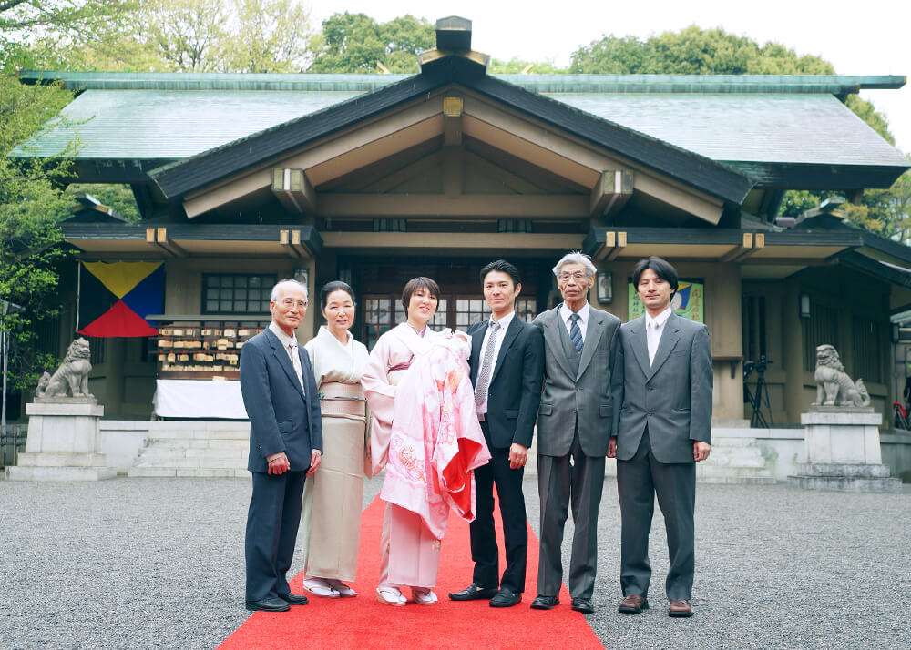 東郷神社の本殿の前でお宮参りの記念写真