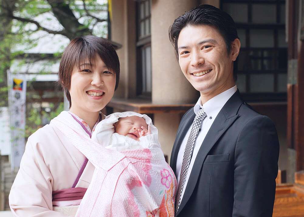 東郷神社で赤ちゃんを抱っこするパパとママ