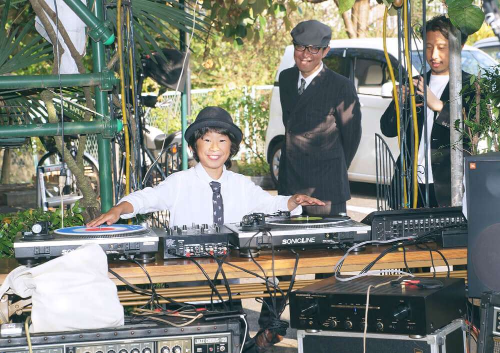 DJブースで遊ぶ男の子