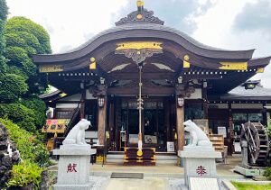 水宮神社の拝殿前