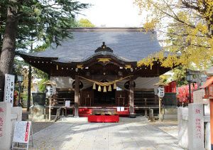 草加神社の本殿前の参道