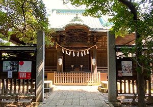 一山神社の拝殿前