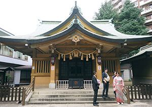 氷川町氷川神社の拝殿前