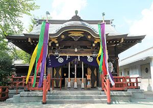 三谷八幡神社の拝殿前