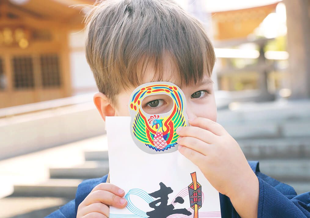 七五三の千歳飴を持ってポーズをとる5歳男の子