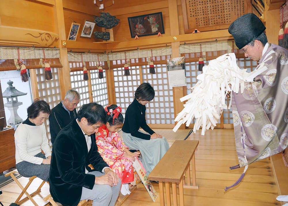 北見方白鬚神社で七五三の祈祷を受ける家族