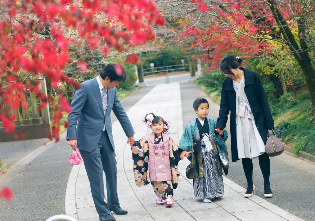 高麗神社の参道を歩く七五三の兄妹