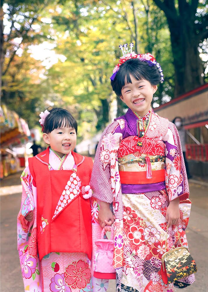 大宮氷川神社の参道を歩く七五三の姉妹