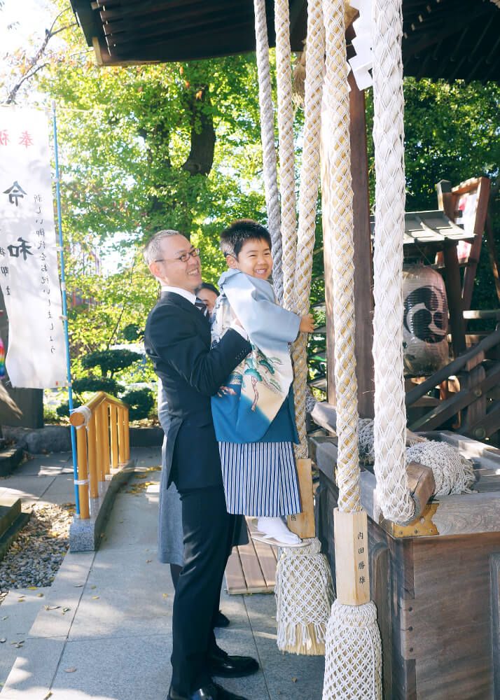 鎮守川口氷川神社の拝殿までお参りをする七五三の男の子