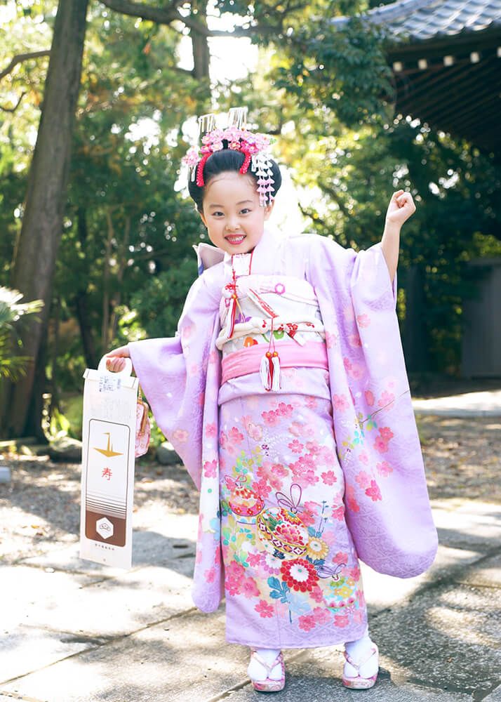 田無神社の参道を走る七五三の女の子