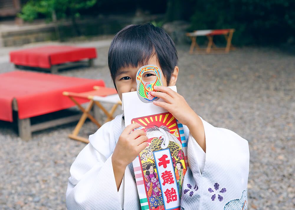 川越氷川神社で千歳飴で遊ぶ七五三の男の子