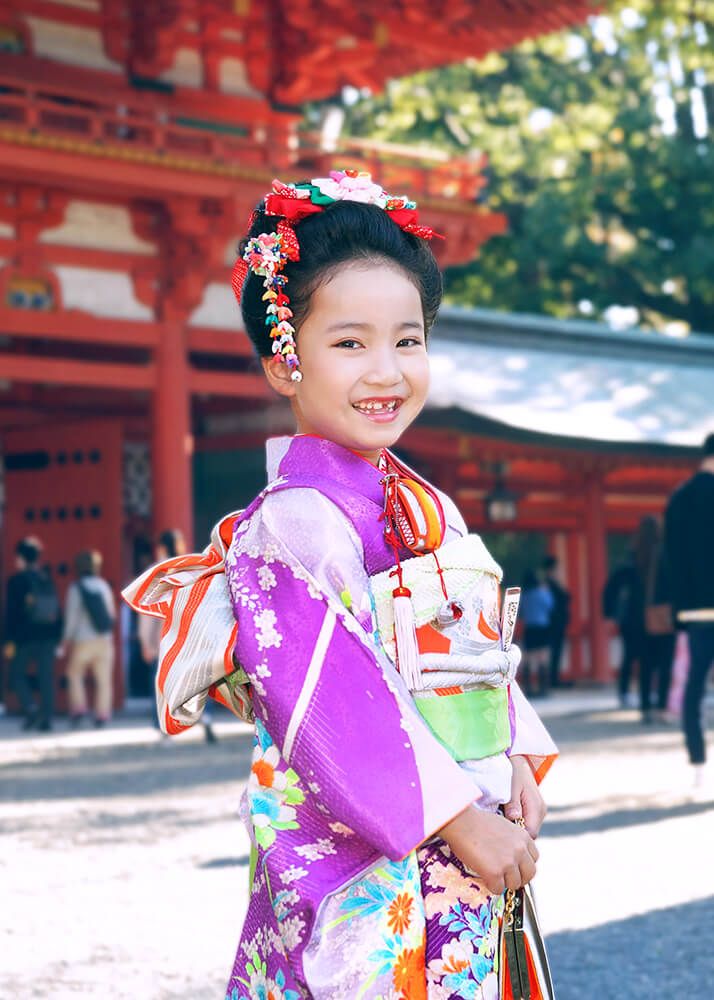 大宮氷川神社の楼門の前でポーズをとる七五三の女の子