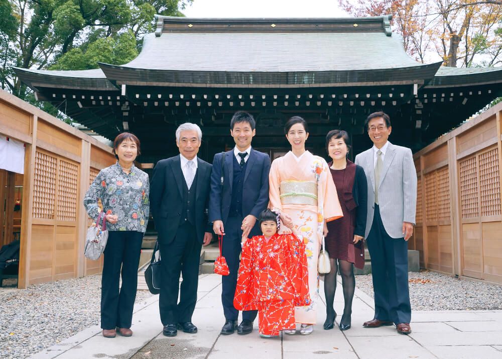 川越氷川神社の本殿前で七五三の集合写真