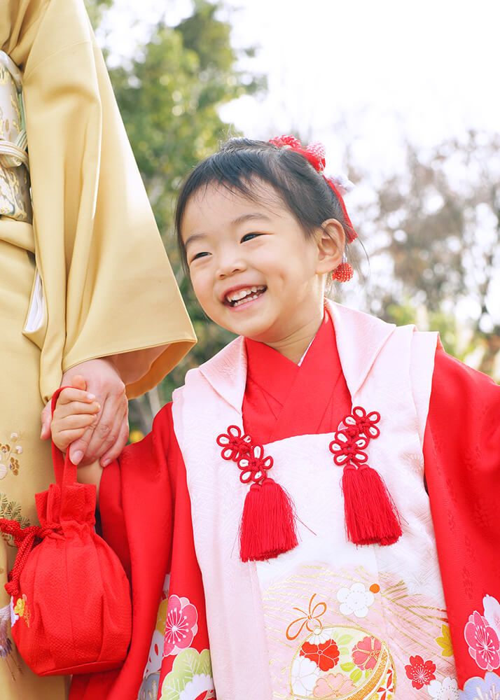 鬼子母神の参道を歩く七五三の女の子