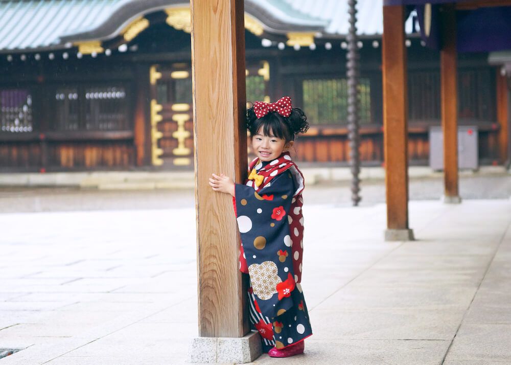 靖国神社で七五三の3歳女の子