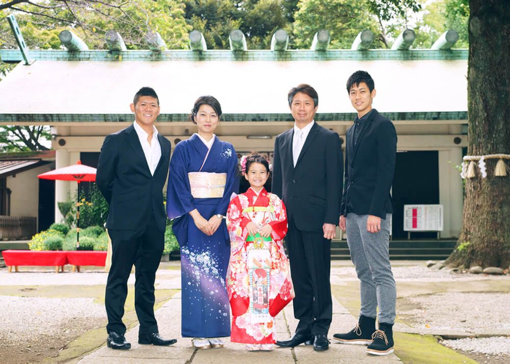 東京都文京区駒込天祖神社の本殿前で七五三の集合写真