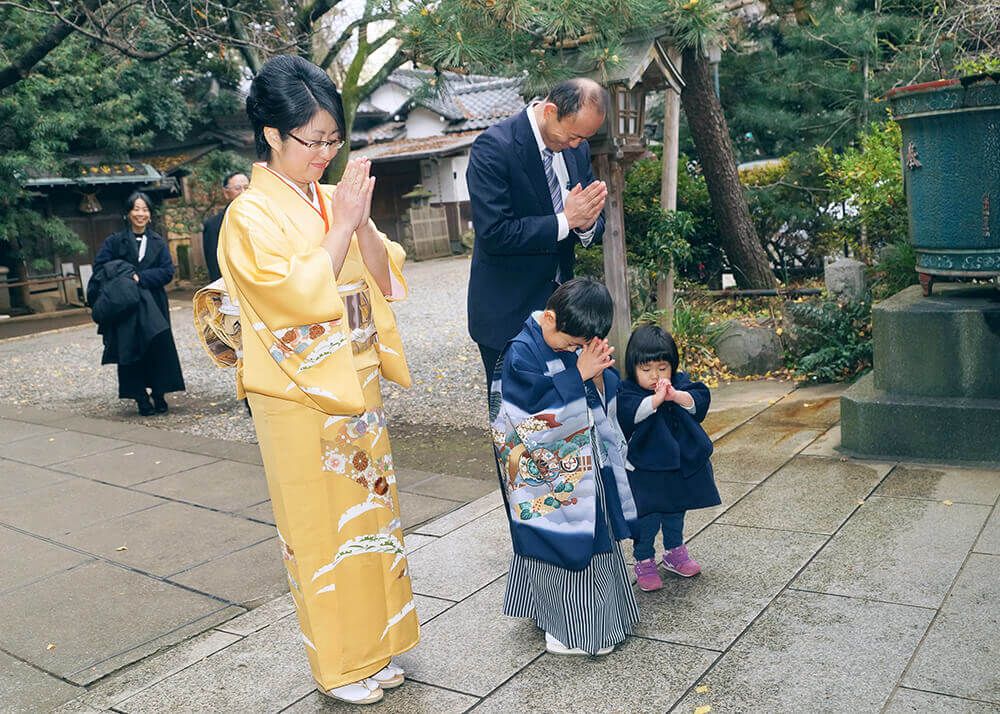 中目黒八幡神社の本殿前でお参りをする七五三の男の子