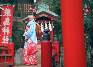 世田谷八幡宮の赤い橋に立つ七五三の女の子