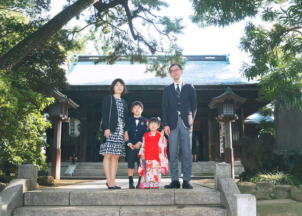 鹿嶋神社の本殿前で七五三の集合写真