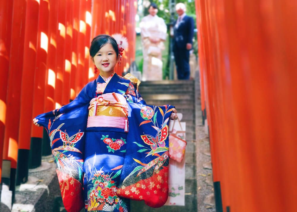 赤坂日枝神社の千本鳥居の中でポーズをとる七五三の女の子