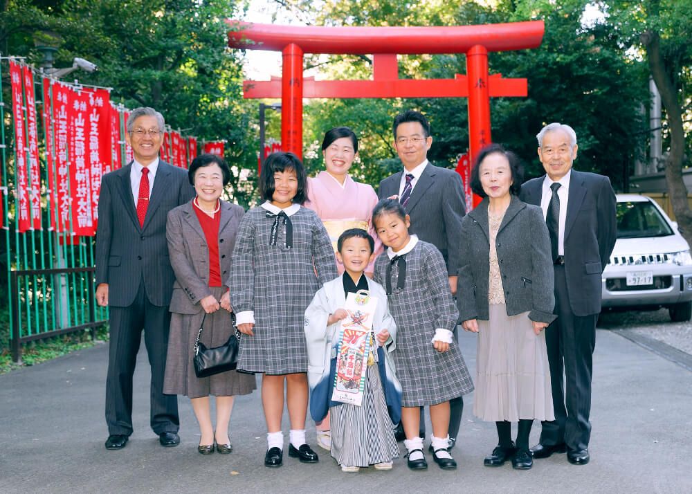 赤坂日枝神社の鳥居の前で七五三の集合写真