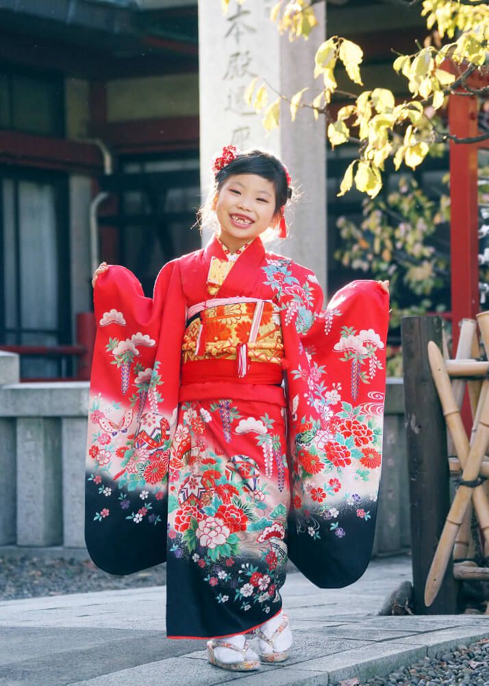 赤坂日枝神社で赤と黒の着物を着た七五三の女の子