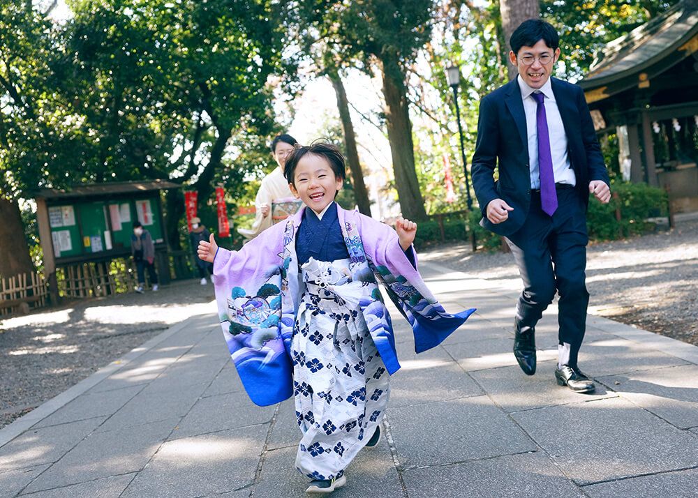 世田谷八幡宮の参道を走る七五三の男の子