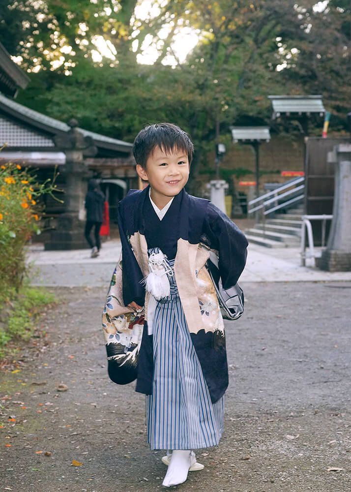 高幡不動の参道を走る七五三の男の子