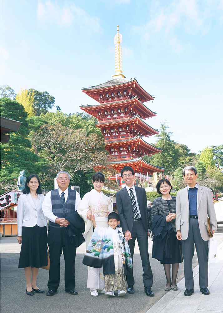 高幡不動尊の五重塔の前で七五三の集合写真