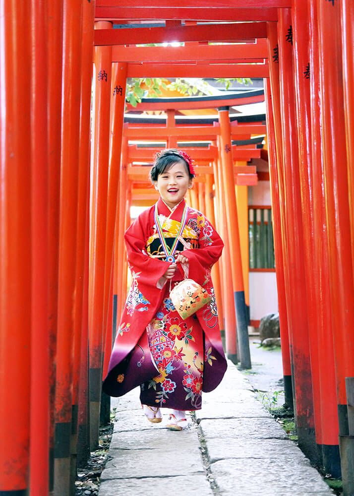 根津神社の千本鳥居をくぐる七五三の女の子