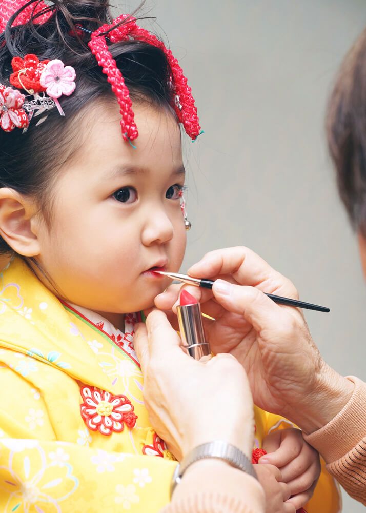 馬橋稲荷神社で七五三の着付けをする女の子