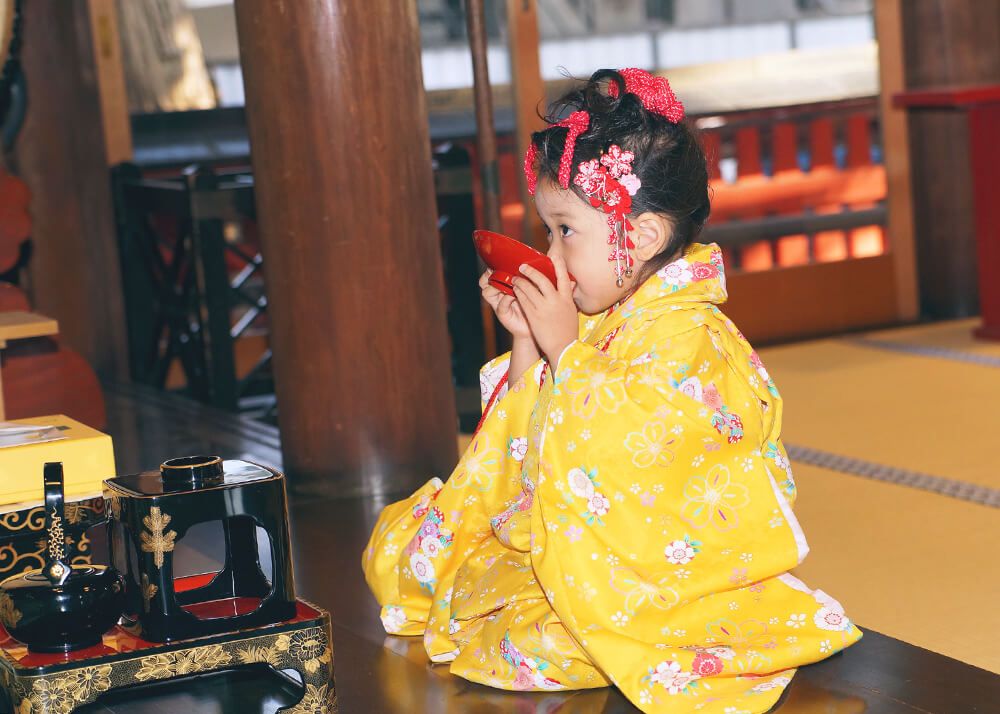 杉並区馬橋稲荷神社で七五三のご祈祷を受ける女の子