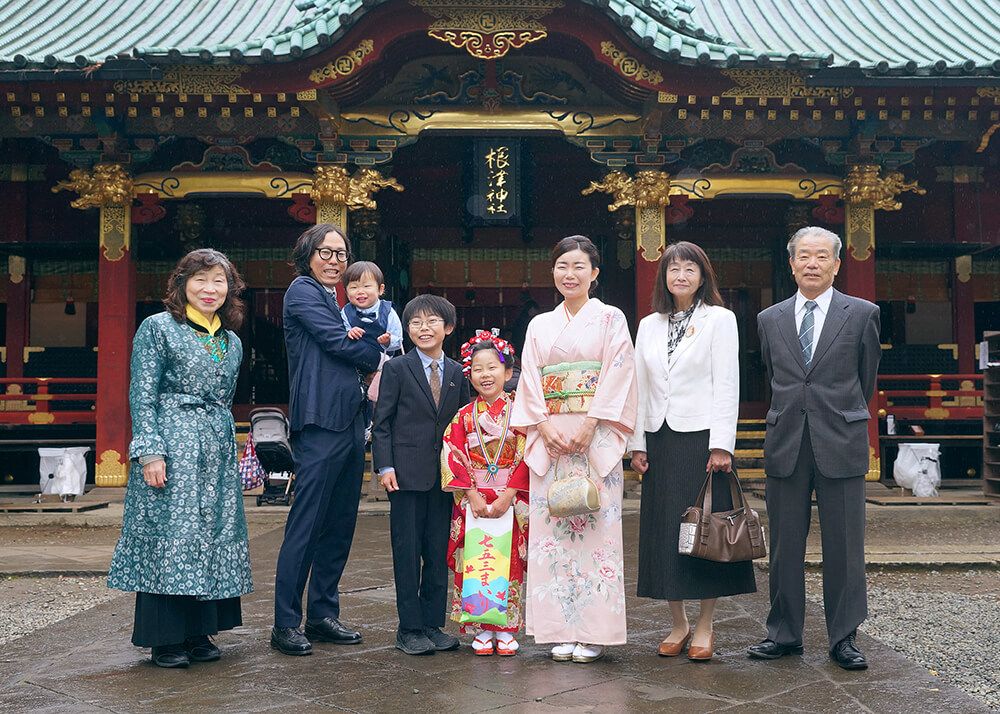 根津神社の本殿前で七五三の集合写真