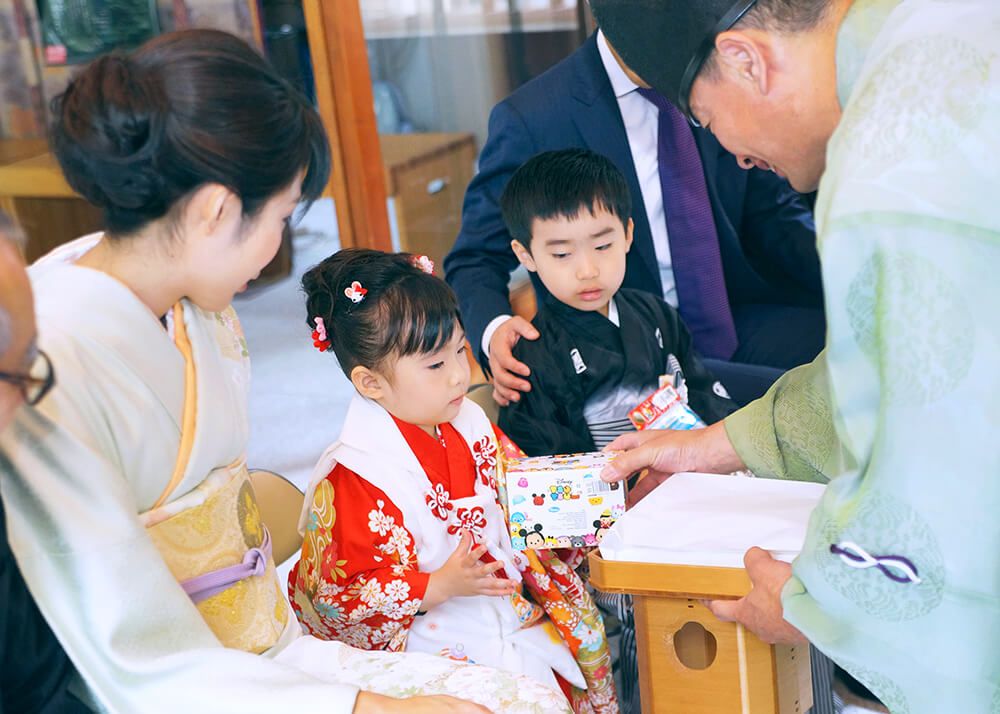 港区高輪神社で七五三のご祈祷風景