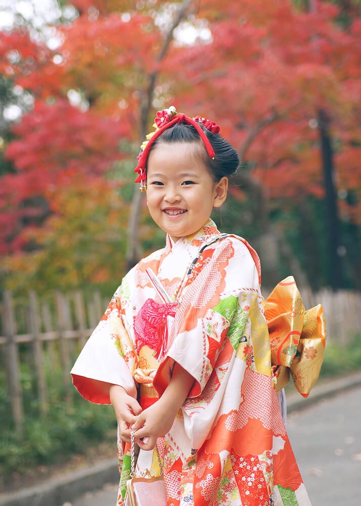 調布市深大寺の紅葉の下で7歳女の子の七五三